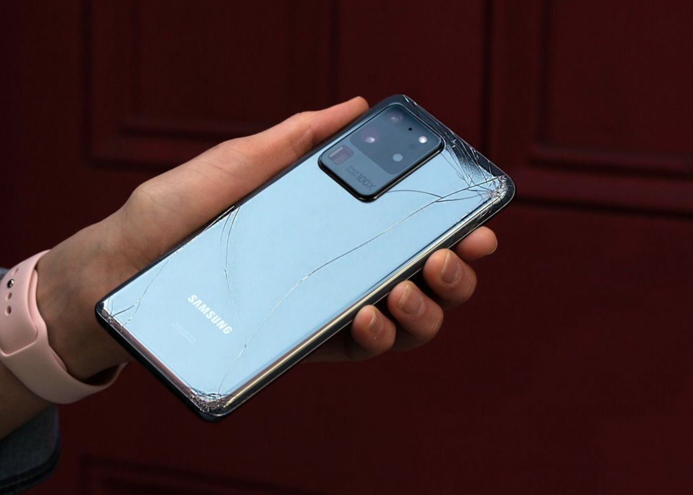 Testul De Rezistenta Pentru Galaxy S20 Ce Se Intampla Cand Il Scapi Pe Jos Video