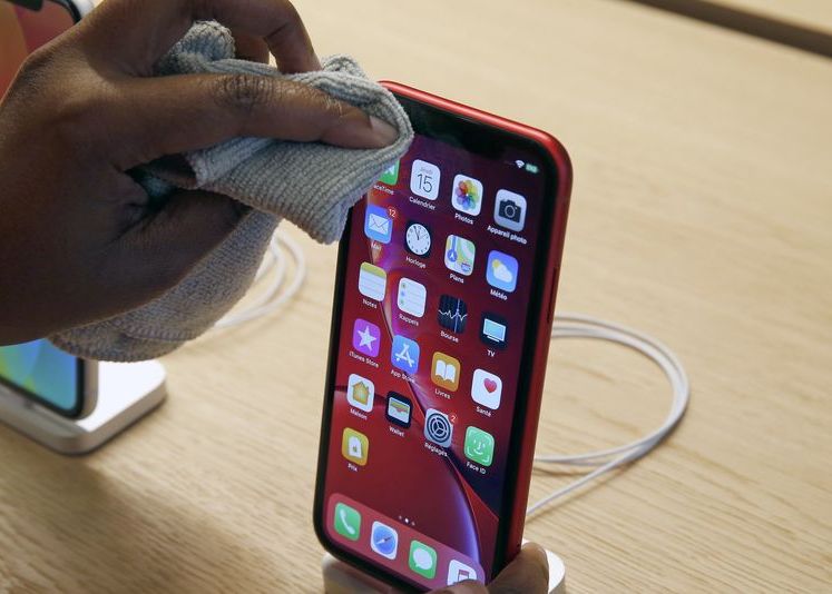 Apple și-a notificat toți utilizatorii de iPhone cum își pot dezinfecta telefonul, după criza globală provocată de coronavirus Apple Si A Notificat Toti Utilizatorii De Iphone Cum Isi Pot Dezinfecta Telefonul Dupa Criza Globala Provocata