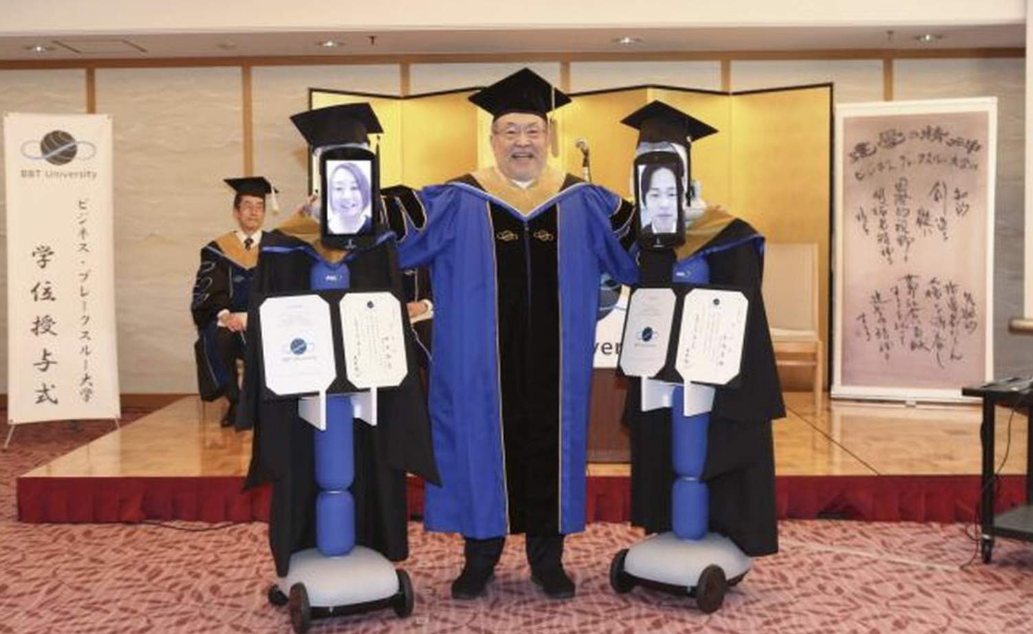 Imagini incredibile &icirc;n Japonia. Cum au fost &icirc;nlocuiți absolvenții de facultate de roboți