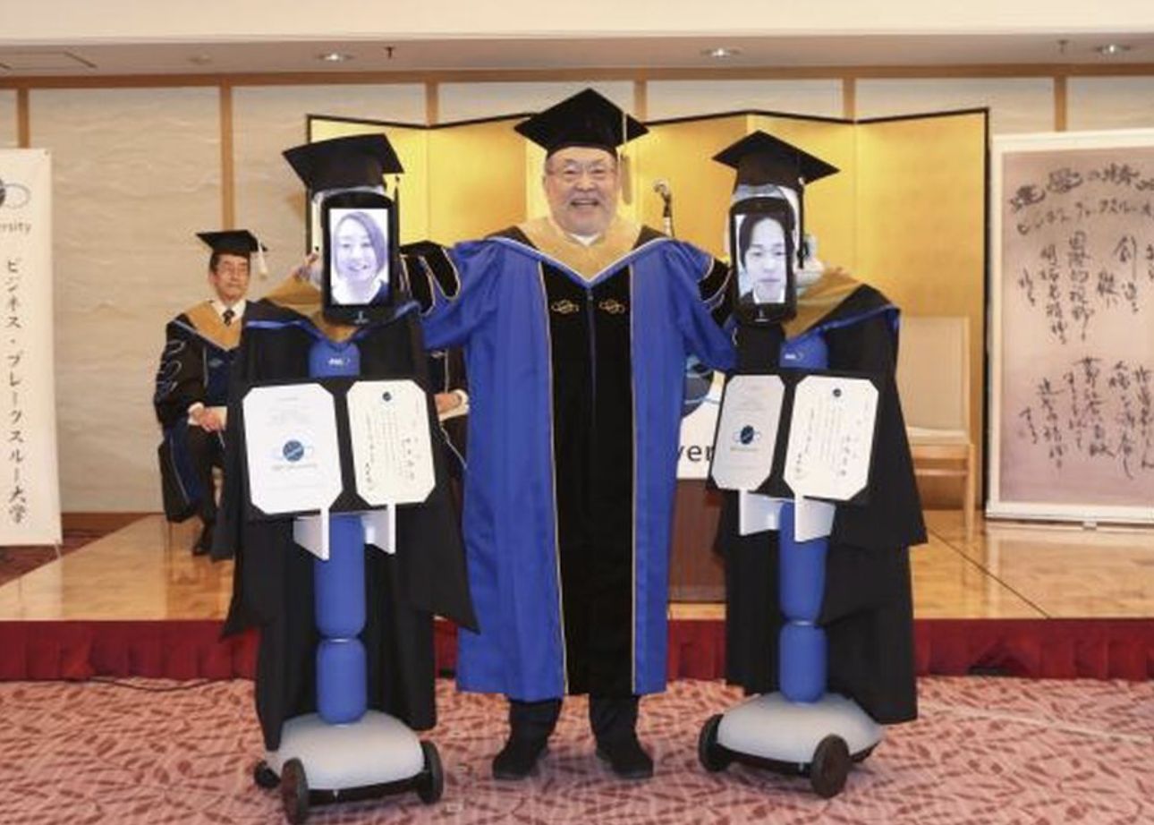 Imagini Incredibile In Japonia Cum Au Fost Inlocuiti Absolventii De Facultate De Roboti