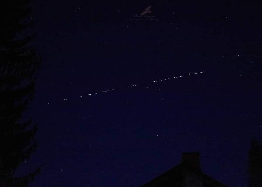 Sateliții Starlink ai lui Elon Musk, vizibili pe cerul României. Fotografii din Arad, București și Teleorman Satelitii Starlink Ai Lui Elon Musk Vizibili Pe Cerul Romaniei Fotografii Din Arad Bucuresti Si Teleorman