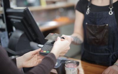 Samsung lansează primul său card de debit, concurând astfel cu Apple Card