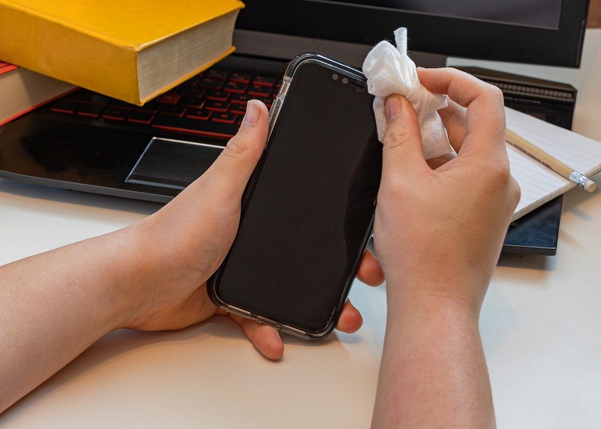 Coronavirusul Rezista Mult Timp Pe Ecranul Unui Smartphone Cat De Des Trebuie Curatat Telefonul