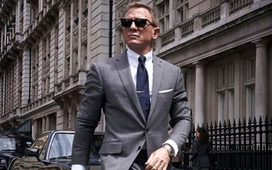 Care Este Noul Telefon Al Lui James Bond Dispozitivul Zarit Pe Platourile De Filmare Ale Productiei