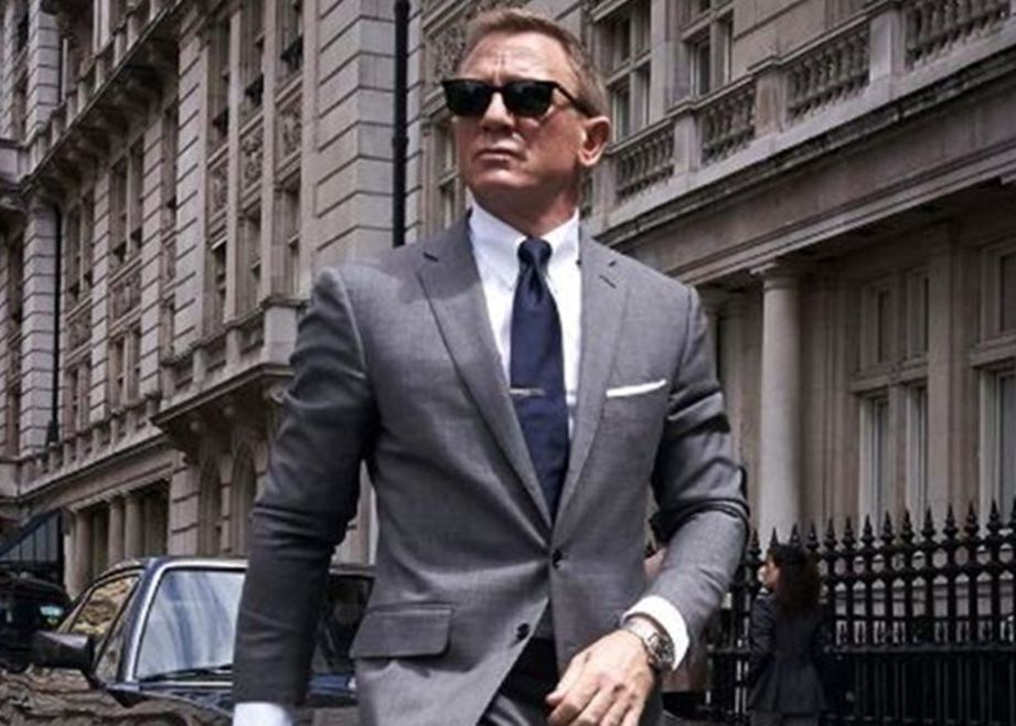 Care Este Noul Telefon Al Lui James Bond Dispozitivul Zarit Pe Platourile De Filmare Ale Productiei