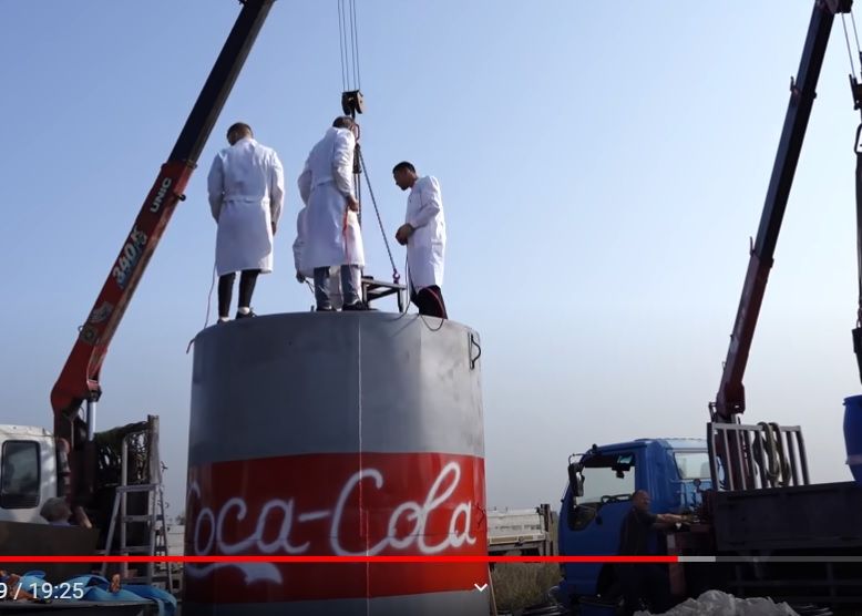 Experiment nebun! Cum au explodat peste 10.000 de litri de Coca-Cola VIDEO Experiment Nebunesc Ce S A Intamplat Cand A Vrut Sa Obtina Cea Mai Mare Explozie De Coca Cola Video