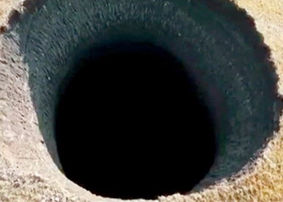 Un crater uriaș misterios a apărut în Siberia. Ipoteza oamenilor de știință Un Crater Urias Misterios A Aparut In Siberia Ipoteza Oamenilor De Stiinta