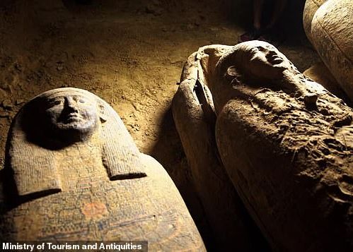 Descoperire epocală în Egipt! Arheologii au găsit 13 sarcofage intacte, vechi de 2.500 de ani Descoperire Epocala In Egipt Arheologii Au Gasit 13 Sarcofage Intacte Vechi De 2 500 De Ani