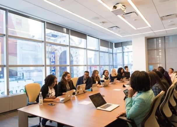 P Cum Sa Te Incalti Comod Si Elegant La Birou 3 Trucuri Utile