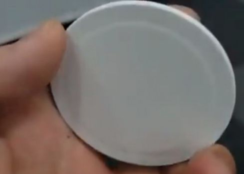 Accesoriul fără care nu vei putea folosi iPhone apare într-un video. Compania îl va vinde separat de telefon Accesoriul Fara Care Nu Vei Putea Folosi Iphone Apare Intr Un Video Compania Il Va Vinde Separat De Telefon
