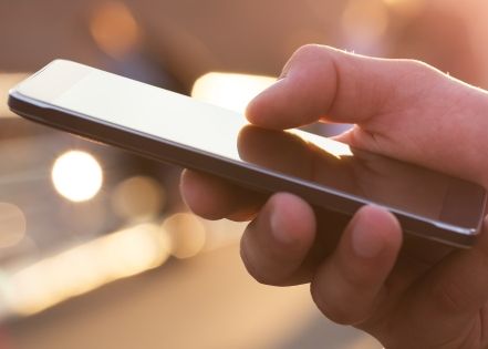 Malformația fizică pe care o produce folosirea excesivă a telefonului mobil. Avertismentul îngrijorător al experților Malformatia Fizica Pe Care O Produce Folosirea Excesiva A Telefonului Mobil Avertismentul Ingrijorator