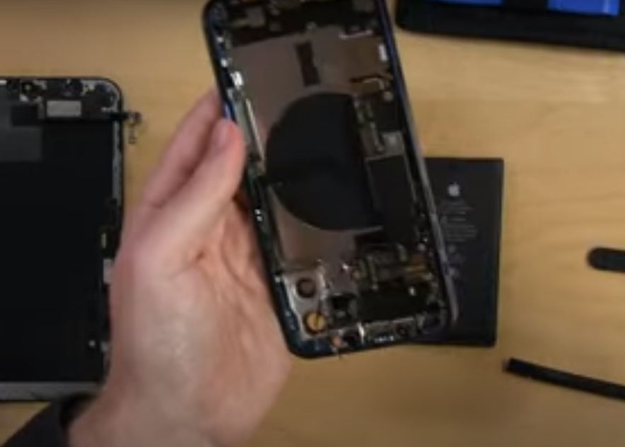 A dezasamblat un iPhone 12 și un iPhone 12 Pro! Nu se aștepta să descopere așa ceva