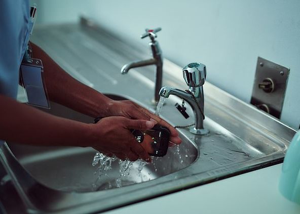 Primul Telefon Antibacterian Previne Raspandirea Microbilor Si Poate Fi Spalat Cu Apa Si Sapun