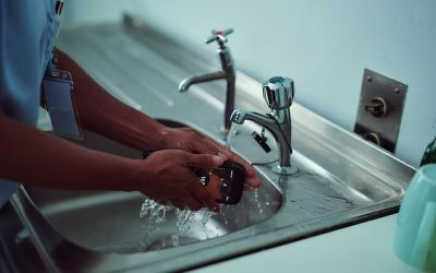 Primul telefon antibacterian previne răspândirea microbilor și poate fi spălat cu apă și săpun