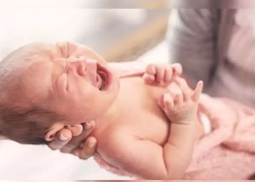 Cel mai „bătrân” bebeluș care s-a născut vreodată. Cum este posibil să aibă aproape „vârsta” mamei sale Cel Mai Zbatran Bebelus Care S A Nascut Vreodata Cum Este Posibil Sa Aiba Aproape Zvarsta Mamei Sale