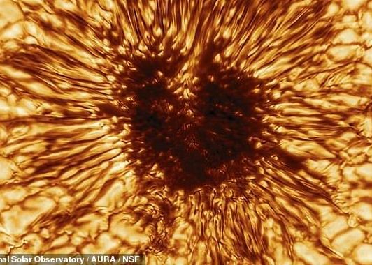 Fotografie impresionantă cu o pată solară uriașă, mai mare ca Pământul Fotografie Impresionanta Cu O Pata Solara Uriasa Mai Mare Ca Pamantul