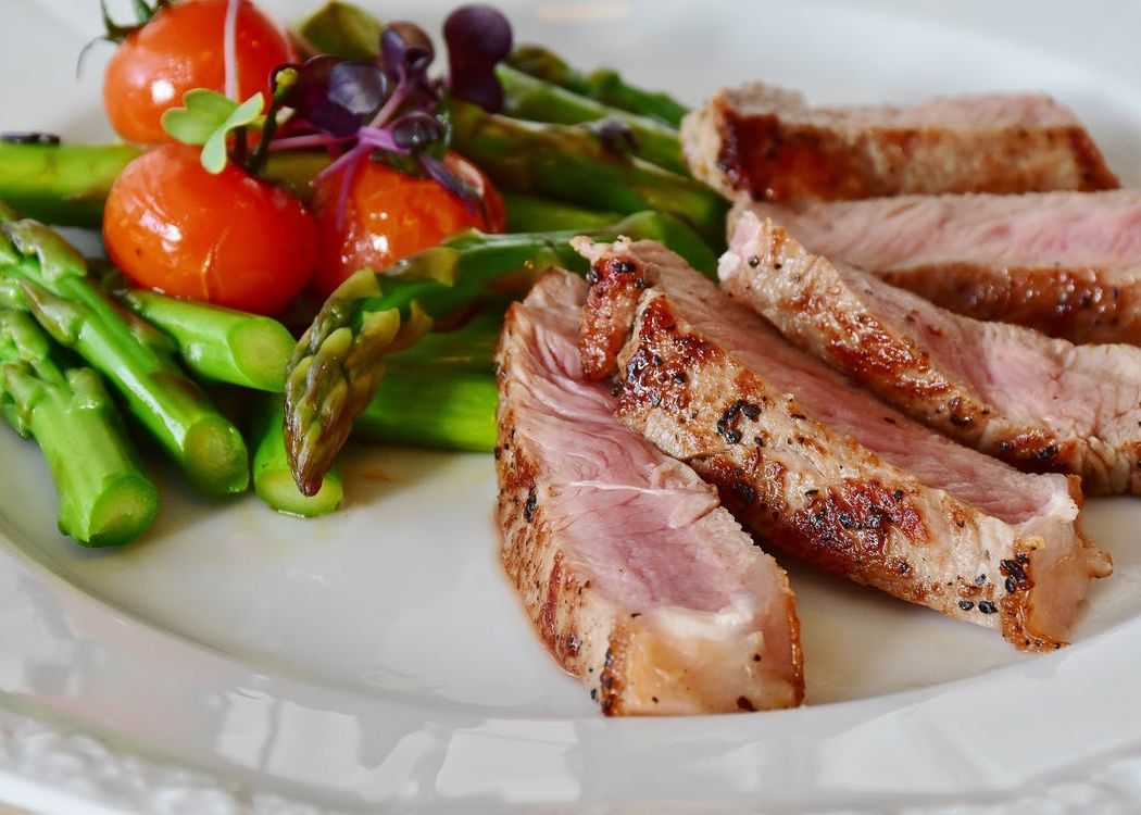 Premieră mondială: restaurantele pot servi preparate din carne obținută în laborator Premiera Mondiala Restaurantele Pot Servi Preparate Din Carne Obtinuta In Laborator