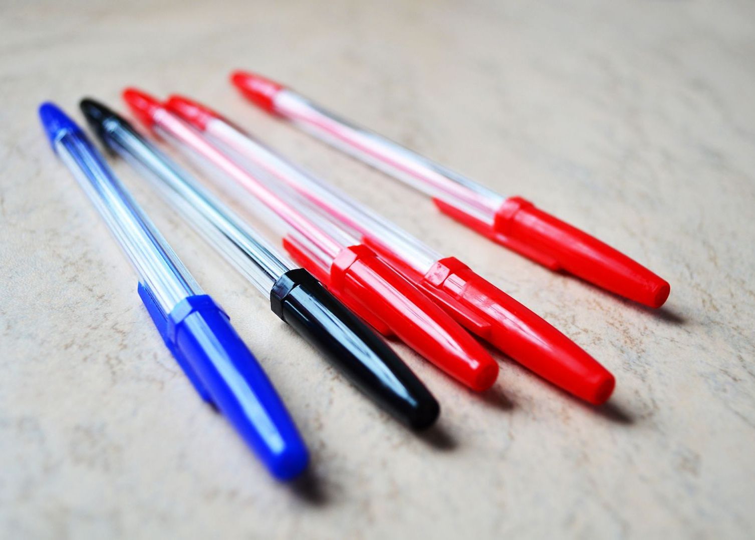 De Ce Capacele Pixurilor Au Gauri In Partea Superioara Motivul Inedit La Care Nu Te Ai Fi Gandit