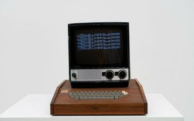 Cel mai rar computer Apple, construit chiar de Steve Jobs și Steve Wozniak, se vinde pe eBay la un preț astronomic