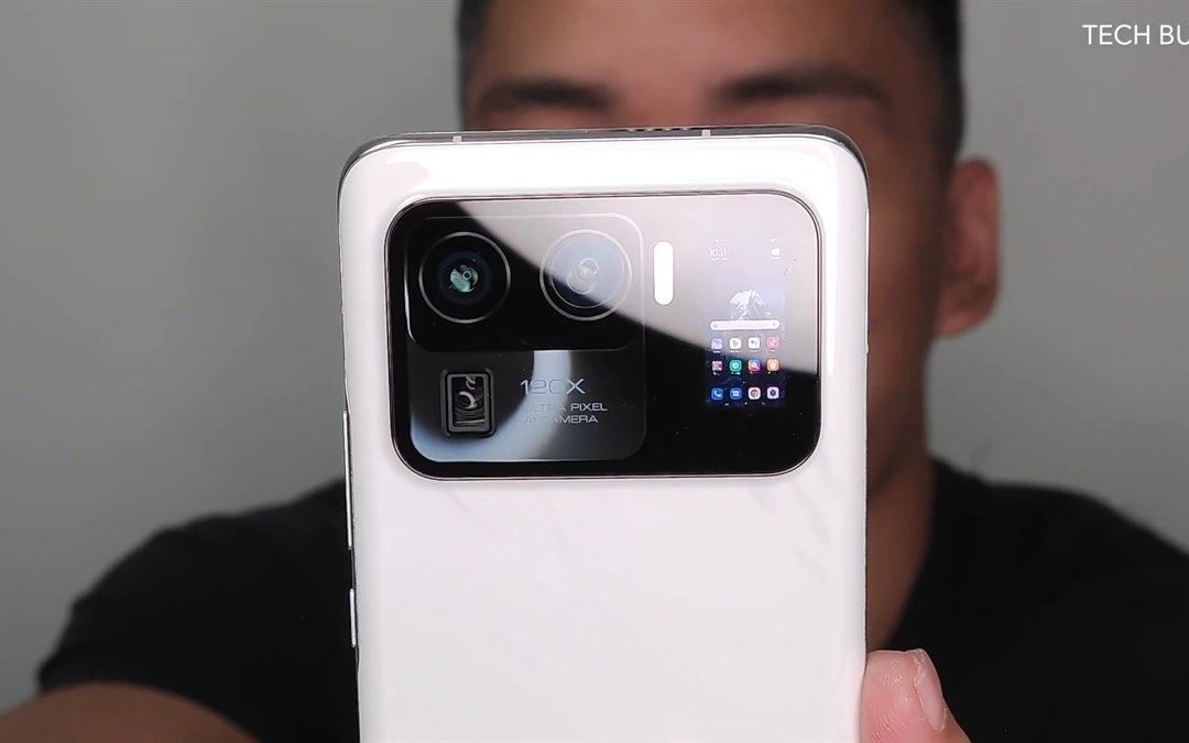 Xiaomi Lanseaza Telefonul Cu Doua Ecrane Si Cu Cea Mai Mare Camera Pe Care Ai Vazut O Vreodata