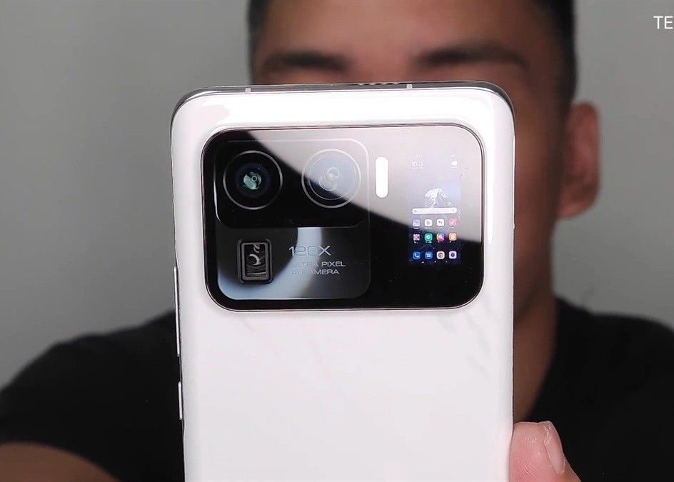Xiaomi Lanseaza Telefonul Cu Doua Ecrane Si Cu Cea Mai Mare Camera Pe Care Ai Vazut O Vreodata