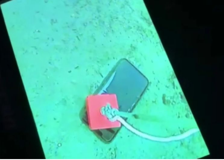 Ce se întâmplă cu un iPhone după ce a stat o lună întreagă într-un lac înghețat. Rezultatul este uimitor Ce Se Intampla Cu Un Iphone Dupa Ce A Stat O Luna Intreaga Intr Un Lac Inghetat Rezultatul Este Uimitor