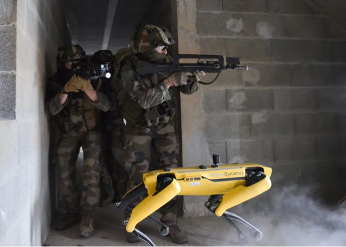 Roboti Folositi In Razboaie Celebrul Spot Testat In Scenarii De Lupta De Armata Franceza