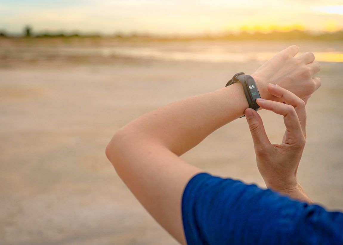 Nu Mai Suporti Caldura Acum Exista O Bratara Care Te Ajuta Sa Te Racoresti Si Te Scapa De Ameteli Si Insomnii