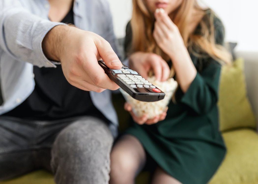 Te uiți mai mult de 4 ore pe zi la televizor? Iată cum are de suferit corpul tău Te Uiti Mai Mult De 4 Ore Pe Zi La Televizor Iata Cum Are De Suferit Corpul Tau