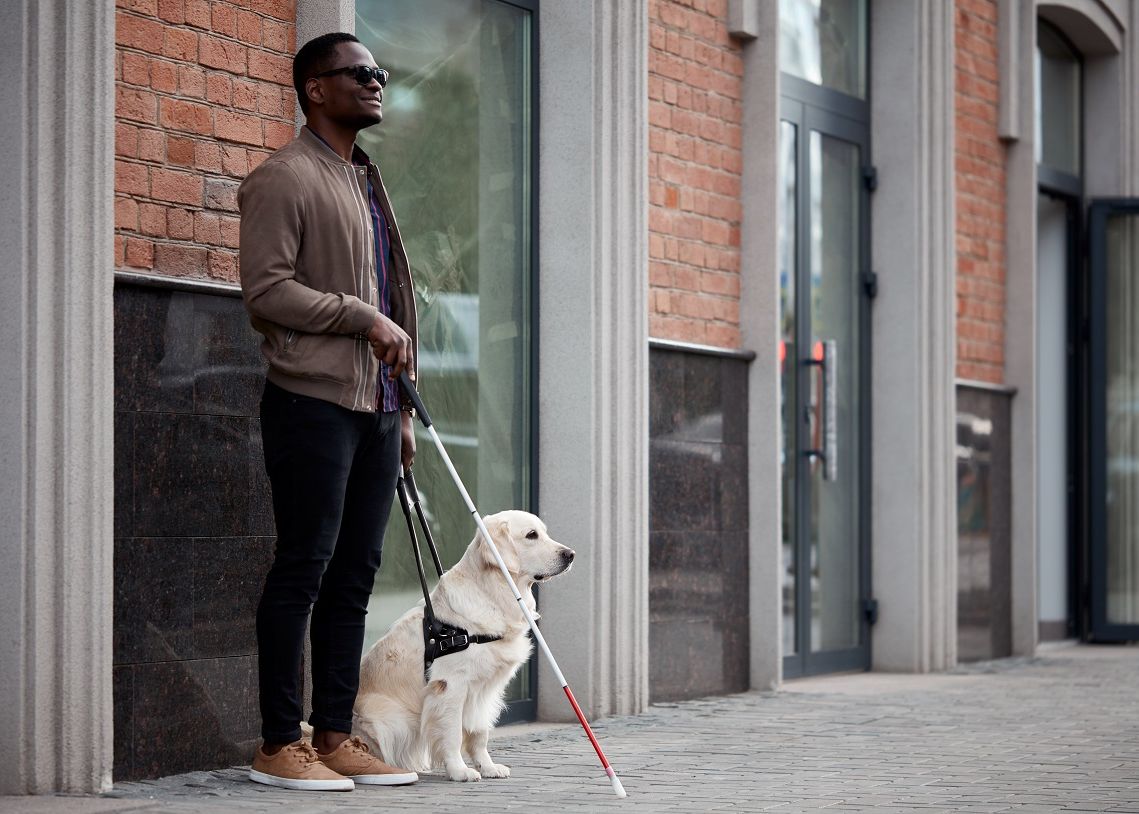 Bastonul Smart Care Ii Ajuta Pe Nevazatori Sa Se Descurce Singuri Mai Bine Ca Niciodata