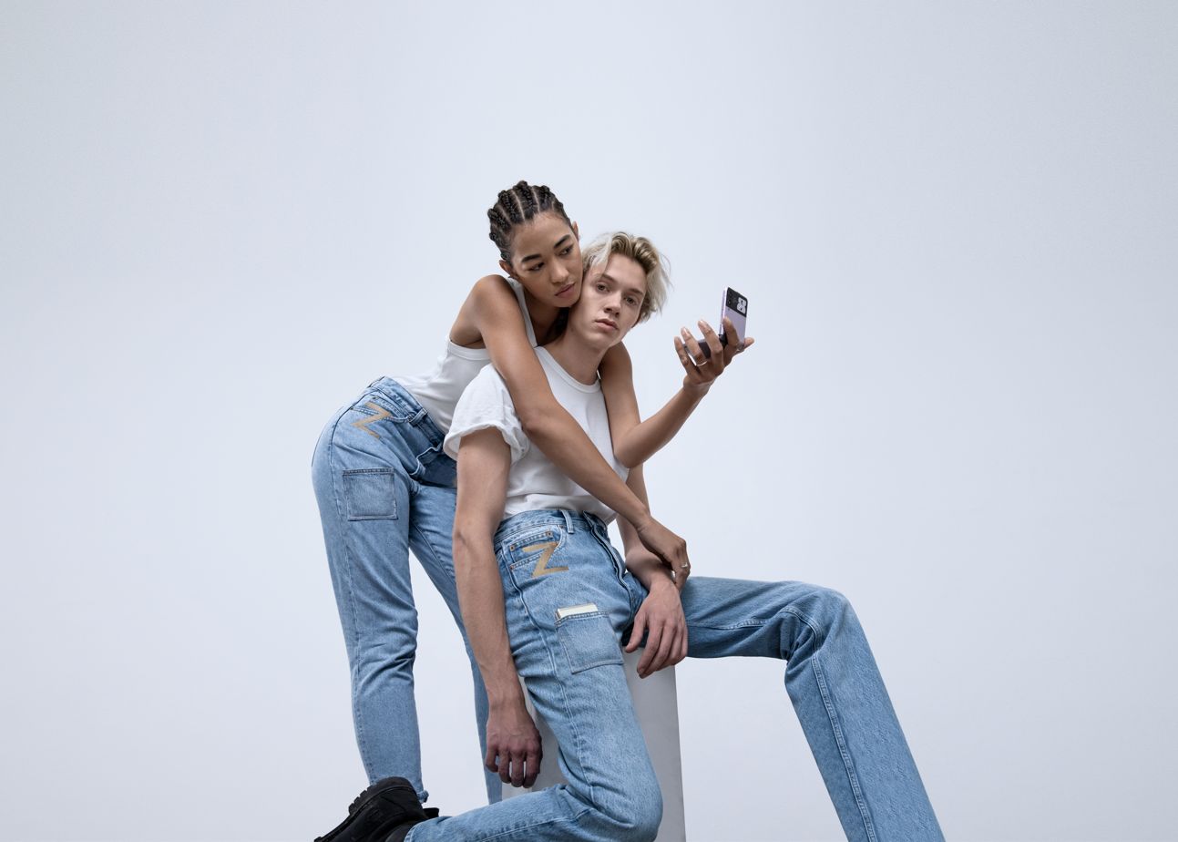 Samsung Lanseaza O Pereche De Blugi Care Este Motivul Si Ce I Face Speciali