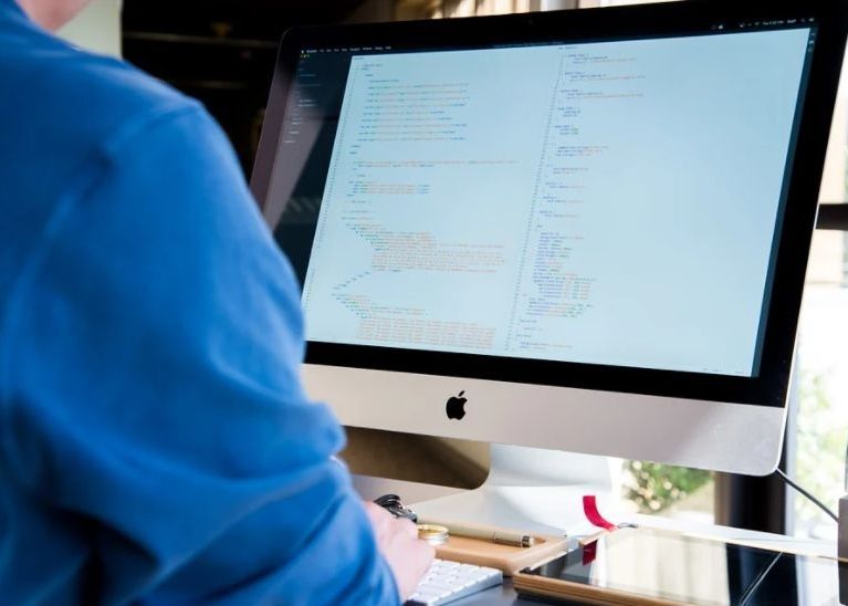 P Top Salarii In It Cat Se Castiga Ca Programator In Cele Mai Populare Specializari In Romania