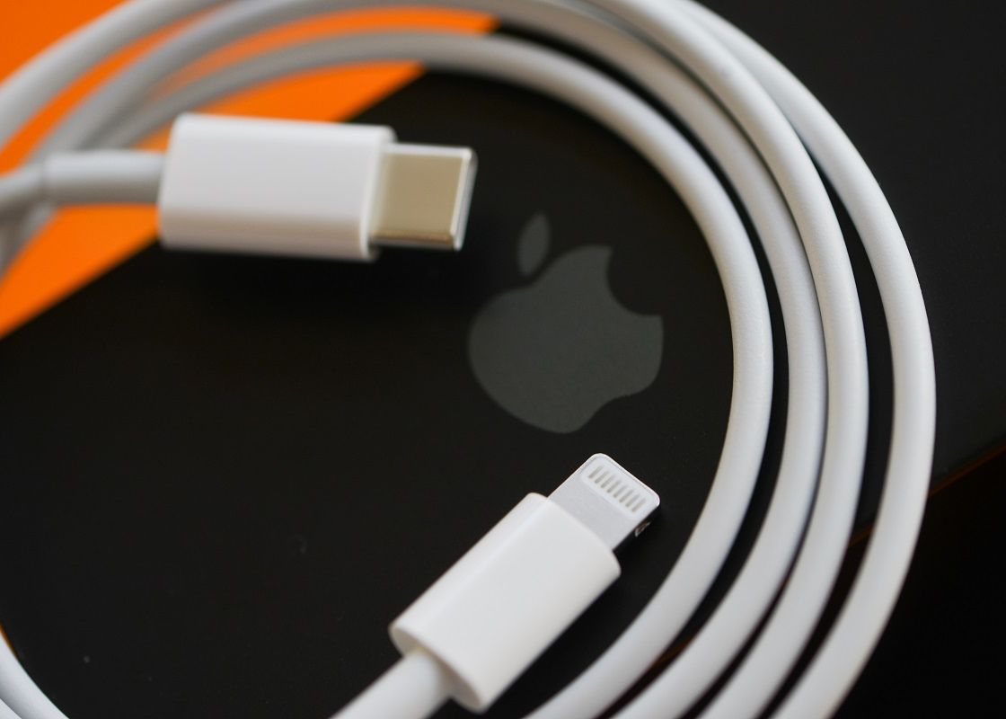 Apple lucrează la un încărcător universal, pentru ca toate dispozitivele companiei să se încarce unul pe celălalt Apple Lucreaza La Un Incarcator Universal Pentru Ca Toate Dispozitivele Companiei Sa Se Incarce Unul Pe