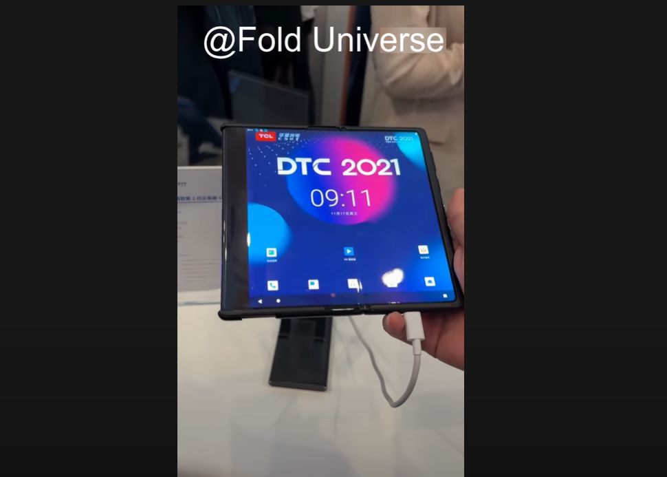 Viitorul Telefoanelor Mobile A Fost Prezentat Smartphone Ul Care Se Pliaza Si Se Extinde In Lateral