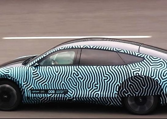 Masina Alimentata Cu Energie Solara Care Poate Zmerge Luni Intregi Fara Sa Se Incarce