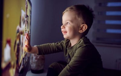 Când și cum gestionăm expunerea copiilor la ecrane? 