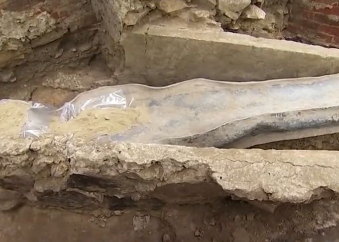 Un Misterios Sarcofag Din Plumb Cu Forma Umana Descoperit Sub Catedrala Notre Dame