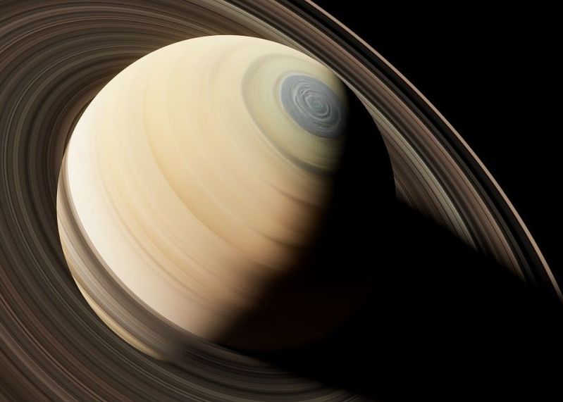 O Luna Gigantica A Lui Saturn Are Inca O Asemanare Extrem De Ciudata Cu Pamantul