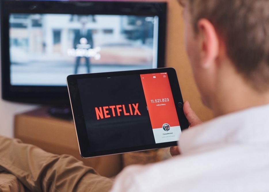 Netflix i-a anunțat pe angajați când va interzice partajarea parolelor. Platforma pregătește și o altă mișcare controversată Netflix I A Anuntat Pe Angajati Cand Va Interzice Partajarea Parolelor Platforma Pregateste Si O Alta