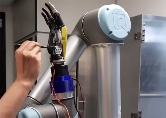 Roboții vor putea simți durerea. Pielea electronică permite perceperea senzațiilor în timp real Robotii Vor Putea Simti Durerea Pielea Electronica Permite Perceperea Senzatiilor In Timp Real