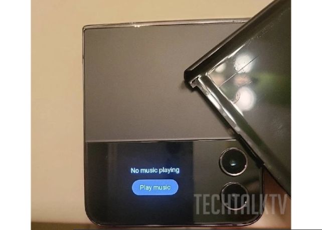 Primele imagini reale cu Galaxy Z Flip 4 arată schimbări subtile, dar importante Primele Imagini Reale Cu Galaxy Z Flip 4 Arata Schimbari Subtile Dar Importante