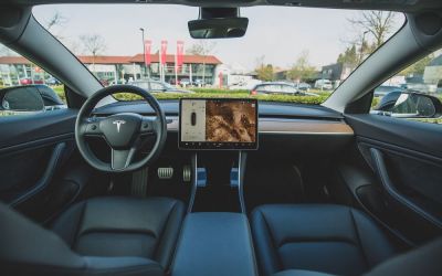 Încă un eșec la Tesla. Tehnologia de conducere autonomă nu a reușit să detecteze copiii aflați pe șosea, în cadrul testelor