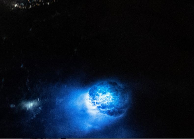 Petele Albastre Bizare Care Zplutesc In Atmosfera Pamantului Care Este Explicatia