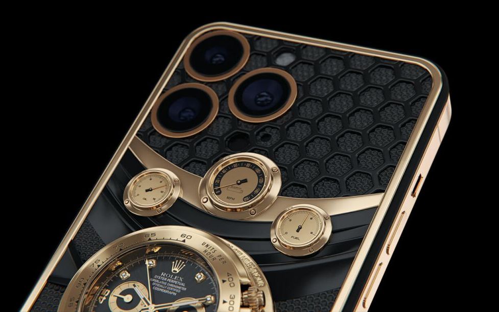 Compania Caviar A Lansat Un Iphone 14 Pro Max Cu Un Ceas Rolex Atasat Pe Spate