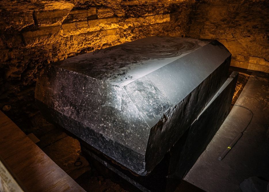 Sarcofagele Descoperite Sub Catedrala De La Notre Dame Incep Sa Si Dezvaluie Secretele Cine Se Afla Inauntru