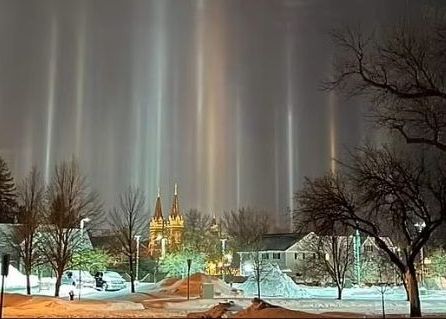 Fenomen straniu observat în mai multe localități. Cum se explică bizarii „stâlpi de lumină”? Fenomen Straniu Observat In Mai Multe Localitati Cum Se Explica Bizarii Zstalpi De Lumina 1