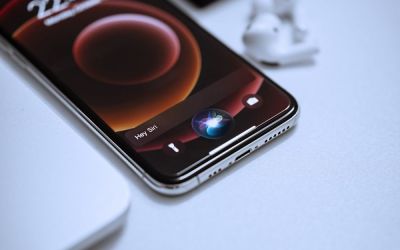 Apple face încă un pas către reversed wireless charging, metoda prin care îți vei putea alimenta căștile AirPods direct din iPhone 