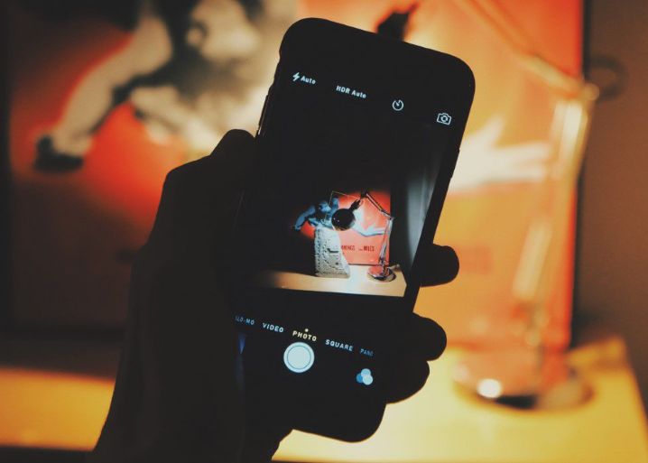 O Femeie Si A Pierdut Vederea Dupa Ce Si A Folosit Smartphone Ul Pe Intuneric