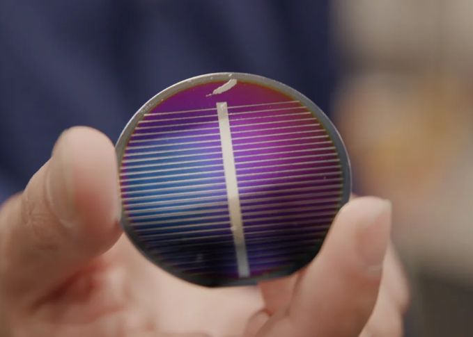 Blue Origin a fabricat celule solare prin topirea unui praf artificial, similar cu cel de pe Lună Blue Origin A Fabricat Celule Solare Prin Topirea Unui Praf Artificial Similar Cu Cel De Pe Luna
