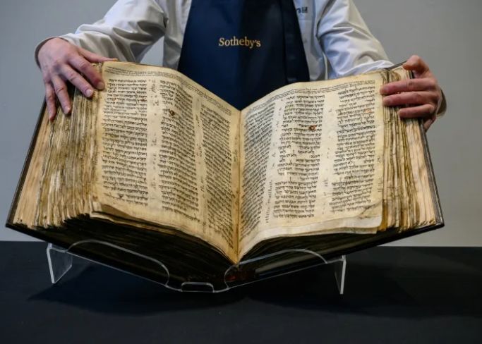 Cea mai veche Biblie ebraică din lume, veche de un mileniu, va fi scoasă la licitație Cea Mai Veche Biblie Ebraica Din Lume Veche De Un Mileniu Va Fi Scoasa La Licitatie